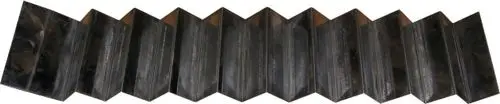 Schwarzes, gefaltetes Metallteil mit parallelen Kanten, vermutlich für ein Gerät der Marke Wolf. Sichtbare Faltstruktur und gleichmäßige Oberflächenbearbeitung.